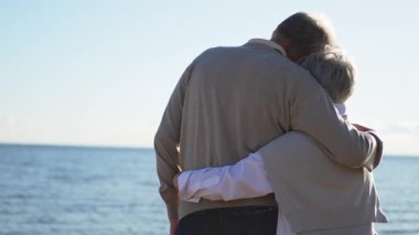 Yaşlı bir çift kumsalda yürüyüş yaparken kucaklaşıp eğleniyorlar. Yaşlı karı şefkatle kucaklaşıyor aşk tatlı bir bağın tadını çıkarıyor. Büyükannem ve büyükbabam birlikte. Aile anı aşkı