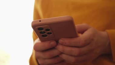 Cep telefonu tutan kadın uygulamayı kullanarak ekran parşömen sayfasına dokunuyor. Akıllı telefon cep telefonu aygıtı ellerinde. İnternet haber içeriği uygulamaları cep telefonu bağımlılığı kavramı