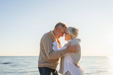 Yaşlı bir çift kumsalda yürüyüş yaparken kucaklaşıp eğleniyorlar. Yaşlı karı şefkatle kucaklaşıyor aşk tatlı bir bağın tadını çıkarıyor. Büyükannem ve büyükbabam birlikte. Aile anı aşkı