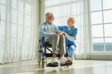 Emeklilik sağlık hizmetlerine destek ol. Hemşire tekerlekli sandalyedeki yaşlı adama yardım ediyor. Hasta ve kadın tıbbi bakım için huzurevinde. Engelli insanlar için tekerlekli sandalyede felçli bir adama bakan hemşire.