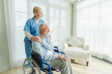 Emeklilik sağlık hizmetlerine destek ol. Hemşire tekerlekli sandalyedeki yaşlı adama yardım ediyor. Hasta ve kadın tıbbi bakım için huzurevinde. Engelli insanlar için tekerlekli sandalyede felçli bir adama bakan hemşire.