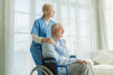Emeklilik sağlık hizmetlerine destek ol. Hemşire tekerlekli sandalyedeki yaşlı adama yardım ediyor. Hasta ve kadın tıbbi bakım için huzurevinde. Engelli insanlar için tekerlekli sandalyede felçli bir adama bakan hemşire.