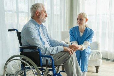 Emeklilik sağlık hizmetlerine destek ol. Hemşire tekerlekli sandalyedeki yaşlı adama yardım ediyor. Hasta ve kadın tıbbi bakım için huzurevinde. Engelli insanlar için tekerlekli sandalyede felçli bir adama bakan hemşire.