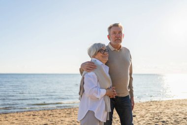 Yaşlı bir çift kumsalda yürüyüş yaparken kucaklaşıp eğleniyorlar. Yaşlı karı şefkatle kucaklaşıyor aşk tatlı bir bağın tadını çıkarıyor. Büyükannem ve büyükbabam birlikte. Aile anı aşkı