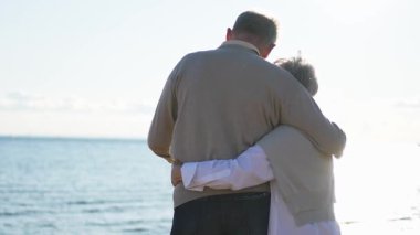 Yaşlı bir çift kumsalda yürüyüş yaparken kucaklaşıp eğleniyorlar. Yaşlı karı şefkatle kucaklaşıyor aşk tatlı bir bağın tadını çıkarıyor. Büyükannem ve büyükbabam birlikte. Aile anı aşkı