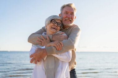 Yaşlı bir çift kumsalda yürüyüş yaparken kucaklaşıp eğleniyorlar. Yaşlı karı şefkatle kucaklaşıyor aşk tatlı bir bağın tadını çıkarıyor. Büyükannem ve büyükbabam birlikte. Aile anı aşkı