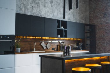 Boş İskandinav klasiği minimalist koyu gri mutfak ve ahşap detaylar. Modern, modern, siyah, gri, beyaz mutfak dekorasyonu. Temiz, çağdaş iç tasarımı var.