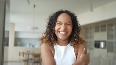 Afro saç stili gülümseyen güzel bir Afrikalı Amerikalı kız. Genç mutlu zenci kızın portresini yakından çek. Kıvırcık saçlı, gülen genç bir Afrikalı kadın. Özgürlük mutluluğu tasasız mutlu insanlar konsepti