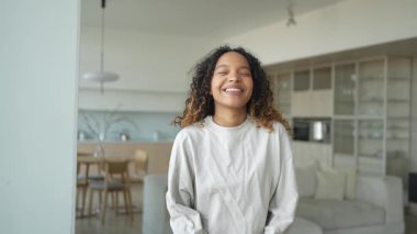 Afro saç stili gülümseyen güzel bir Afrikalı Amerikalı kız. Genç mutlu zenci kızın portresini yakından çek. Kıvırcık saçlı, gülen genç bir Afrikalı kadın. Özgürlük mutluluğu tasasız mutlu insanlar konsepti