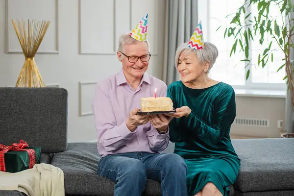 Bir dilek tut. Parti şapkalı son sınıf aile çifti evde birlikte doğum günü kutluyor. Yaşlı kadın doğum günü pastasında yanan mumları üflüyor. Yaşlı adam karısına mutlu yıllar diliyor.