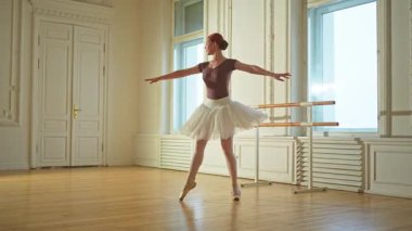 Bale dersinde etekli balerin dans ederek bale yapıyor. Dans stüdyosundaki genç klasik dansçı kadın. Bale sınıfı eğitimi. Bale okulunda dans provası yapan sanatçı kız.