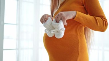 Hamilelik anneliği insanların gelecek beklentisi. Hamile bir kadının koca göbeği, yeni doğmuş bebek popoları ellerde. Annem hamileliğin tadını çıkarıyor. Evde dinleniyor. Annelik şefkati ebeveynlik yeni bir hayat