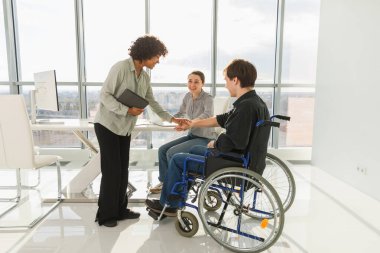 Bir yığın el. Girişim ekibi birliği konsepti. Çeşitli çok ırklı iş adamlarının el ele tutuşması. Çalışma sürecindeki iş arkadaşları şirketin başarısına sevindiler