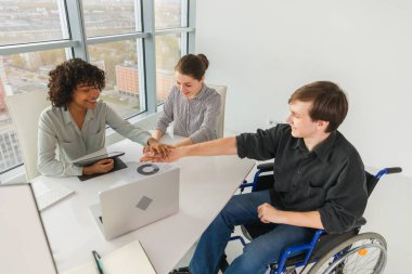 Bir yığın el. Girişim ekibi birliği konsepti. Çeşitli çok ırklı iş adamlarının el ele tutuşması. Çalışma sürecindeki iş arkadaşları şirketin başarısına sevindiler