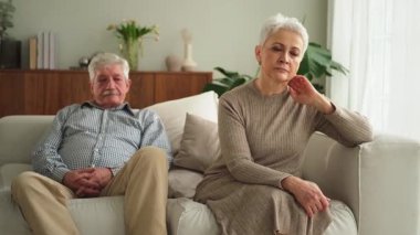 Evlilik krizi ilişki sorunları. Yaşlı çift kavga ediyor. Kavgadan sonra kocasından uzakta oturan üzgün, hayal kırıklığına uğramış bir kadın. Yaşlı çift konuşmuyorlar. İlişki sorunları var.