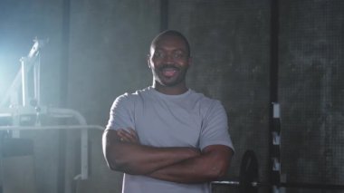 Beden eğitiminde spor. Spor salonunda motivasyon ve sağlık enerjisiyle eğitime hazır Afro-Amerikan bir adamın portresi. Atletizm koçu kişisel antrenör fitness kulübü sahibi. Sağlıklı yaşam tarzı