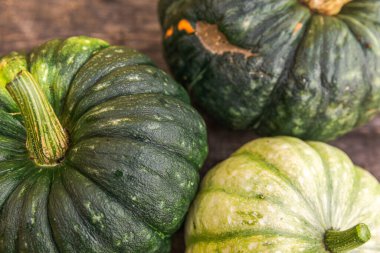 Sonbahar Arkaplanı. Doğal sonbahar sonbahar manzaralı balkabakları ahşap arka planda. İlham verici Ekim ya da Eylül duvar kağıdı. Mevsimlerin değişimi olgun organik gıda konsepti. Cadılar Bayramı partisi Şükran Günü