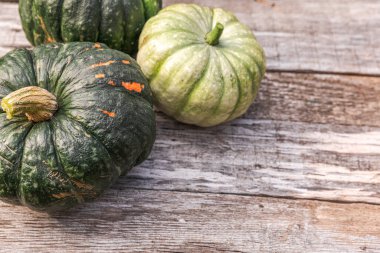 Sonbahar Arkaplanı. Doğal sonbahar sonbahar manzaralı balkabakları ahşap arka planda. İlham verici Ekim ya da Eylül duvar kağıdı. Mevsimlerin değişimi olgun organik gıda konsepti. Cadılar Bayramı partisi Şükran Günü