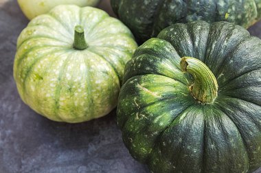 Sonbahar Arkaplanı. Sonbahar sonbaharı balkabaklarını koyu siyah taştan arka planda görürüz. Ekim ya da Eylül duvar kâğıdı Mevsimlerin değişimi Olgun organik gıda konsepti Cadılar Bayramı Şükran Günü partisi