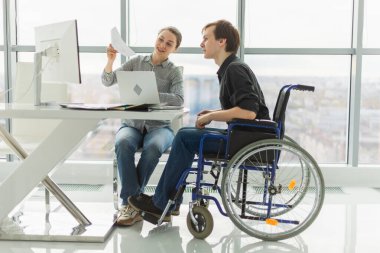 İş arkadaşları, kadın sandalyeye oturanlar, engelli çalışanlar için. Şirket kurma ekibi birlikte çalışıyor. Şirket profesyonel takımı proje fikirlerini tartışıyor