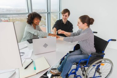 Bir yığın el. Girişim ekibi birliği konsepti. Çeşitli çok ırklı iş adamlarının el ele tutuşması. Çalışma sürecindeki iş arkadaşları şirketin başarısına sevindiler