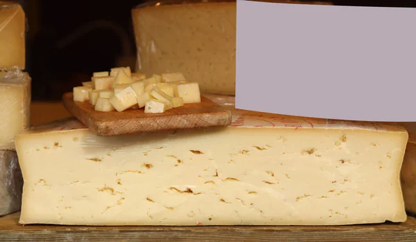 Branzi Fromage Forme Ronde Coupée — Photo