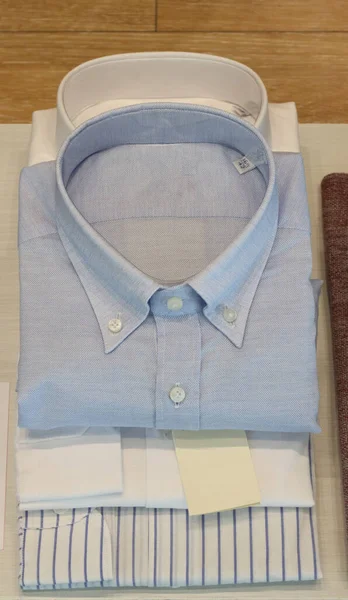 Herrenbekleidung Zeigt Gefaltete Hemden — Stockfoto