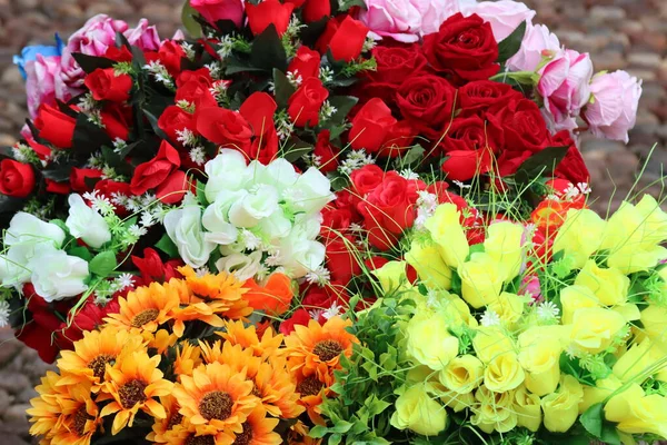 Falešné Květiny Vystavené Prodej — Stock fotografie