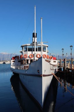 Turist gemisi limana yanaştı.