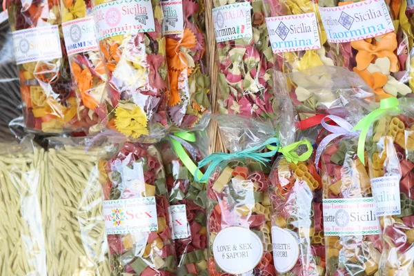 Πώληση Χρωματιστών Ζυμαρικών Taormina Ιταλία — Φωτογραφία Αρχείου
