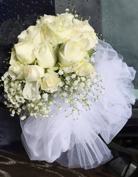 Wiązanka Kwiatów Bukiecie Białe Róże Ceremonię — Zdjęcie stockowe