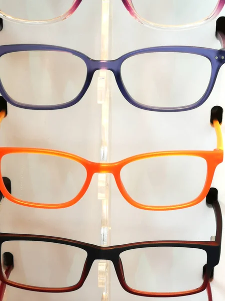 Vitrine Für Bunte Rahmen Und Brillen Mit Knöpfen — Stockfoto