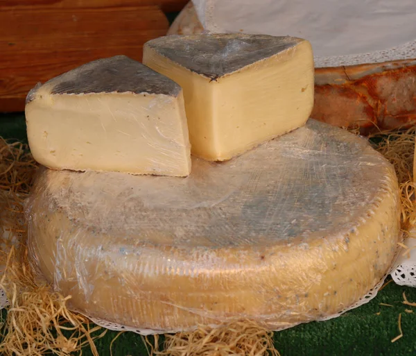 软奶酪吃的形式 — 图库照片