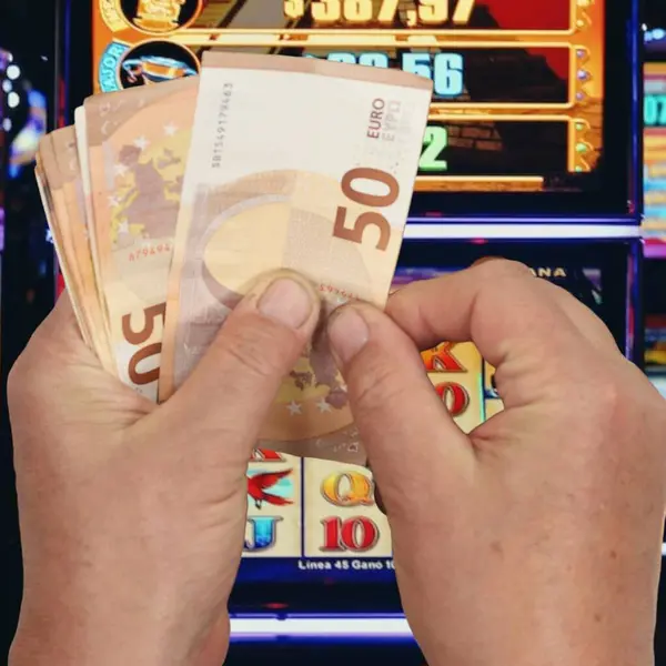 Händerna Räknas Valutapengar För Spelautomat Spel — Stockfoto