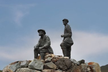 Sligachan, Skye Adası 'ndaki John Mackenzie ve Norman Collie' nin bronz heykeli.