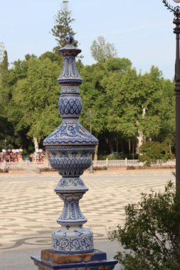 Seville 'deki renkli seramik vazo dekorasyonu plaza de espana-