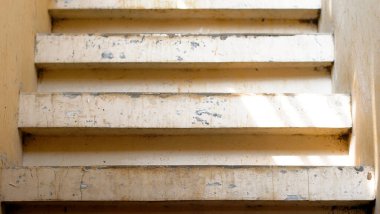 Bir merdiven beyaz metal konteynırın üzerinde çelik kelimesi var..