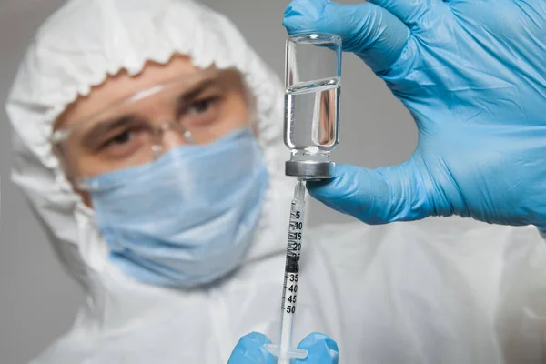 Tudományos Virológus Kezében Lévő Fecskendő Közelsége Injekciós Üvegtől Betegeknek Védőoltás — Stock Fotó