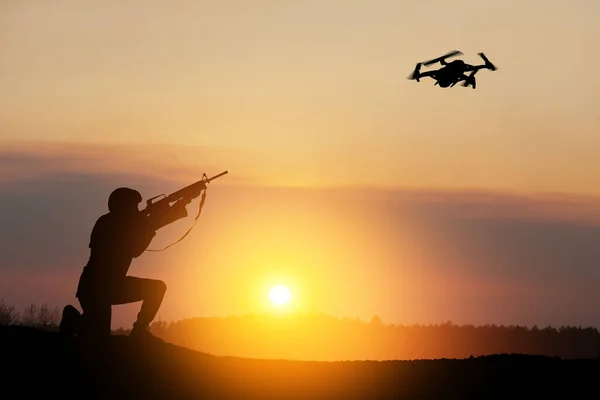 Soldier Trying Shoot Reconnaissance Drone Backdrop Sunset Soldier Shoots Quadcopter — Photo