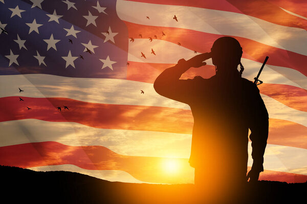 Солдат армии США салютует на фоне заката или восхода солнца и флага США. Открытки ко Дню ветеранов, Дню памяти, Дню независимости. Америка празднует. 3D-рендеринг.