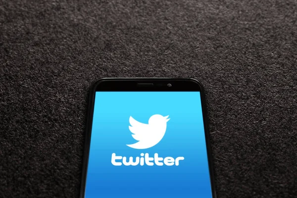 Logo Twittera Ekranie Smartfona Czarnym Tle Teksturowanym Twitter Jest Mikroblogiem — Zdjęcie stockowe