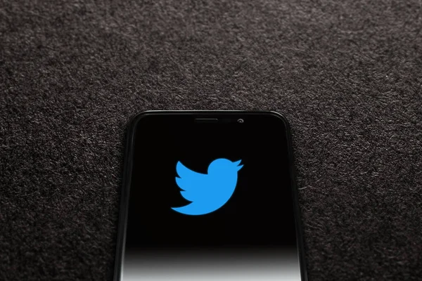 Logo Twittera Ekranie Smartfona Czarnym Tle Teksturowanym Twitter Jest Mikroblogiem — Zdjęcie stockowe