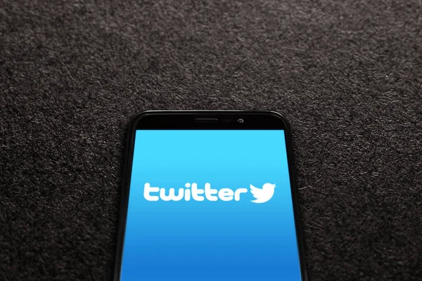 Białe Logo Twitter Smartfonie Czarnym Tle Teksturowanym Twitter Jest Mikroblogiem — Zdjęcie stockowe