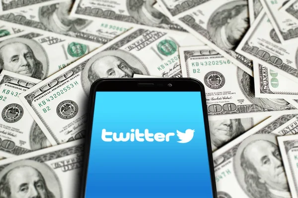 Logo Twitter Sur Écran Smartphone Sur Fond Dollars Twitter Est — Photo