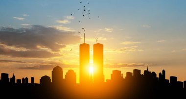 New York silueti İkiz Kuleler ve gün batımında ruhlar gibi uçan kuşlar. 09.11.2001 Amerikan Vatanseverlik Günü afişi.