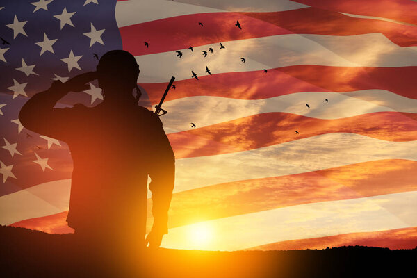 Солдат армии США салютует на фоне заката или восхода солнца и флага США. Открытки ко Дню ветеранов, Дню памяти, Дню независимости. Америка празднует. 3D-рендеринг.