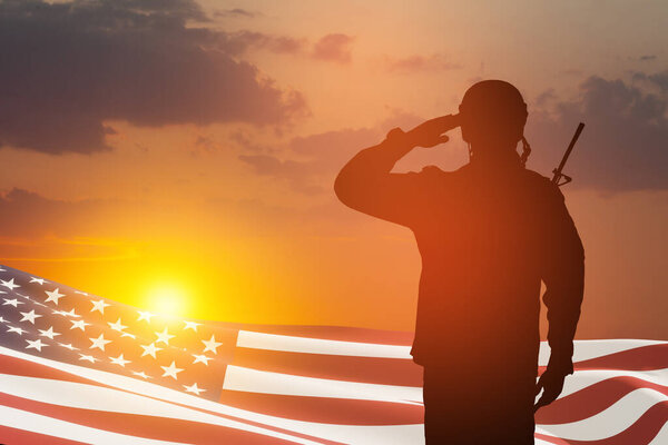 Солдат армии США, приветствующий с государственным флагом на фоне заката или восхода солнца. Открытки ко Дню ветеранов, Дню памяти, Дню независимости. Америка празднует. 3D-рендеринг.
