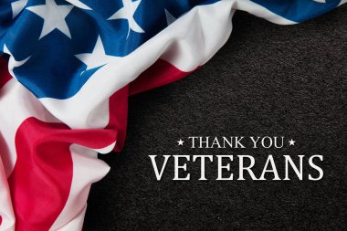 Siyah desenli arka planda Text Thank you Veterans ile Amerikan bayrağına yakın çekim. Amerikan bayram afişi.