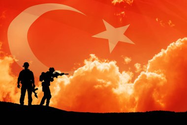 Türkiye bayrağı ve günbatımı ya da gündoğumu arkaplanındaki asker siluetleri. Savaş krizi kavramı ve uluslar arasındaki çatışmalar. Türk Silahlı Kuvvetleri Günü için tebrik kartı, Zafer Günü.