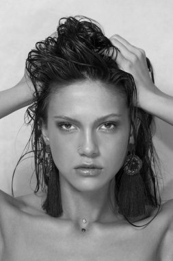 Güzel bir kadının saf yüzünün yakın plan portresi. Temiz ciltli bir model. Siyah beyaz fotoğraf.